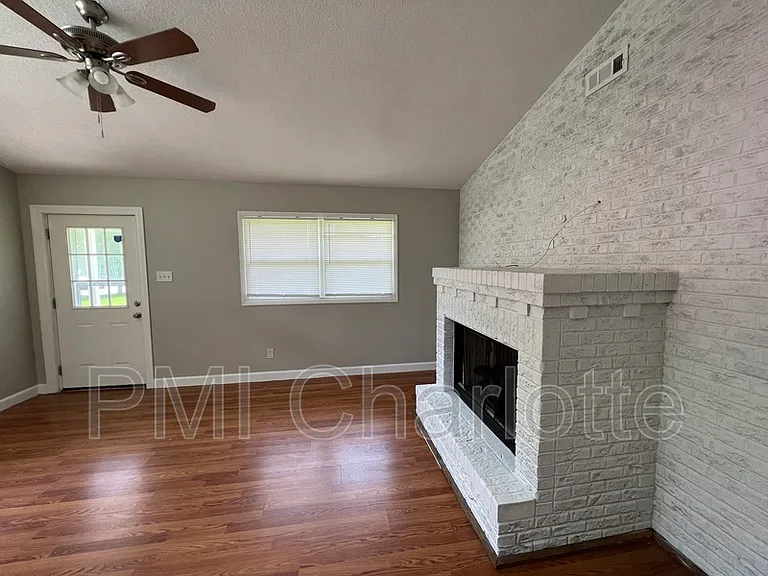 1100 Vickery Dr — Photo 4