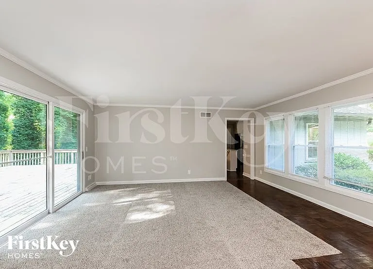 4609 Oakcliffe Rd — Photo 2