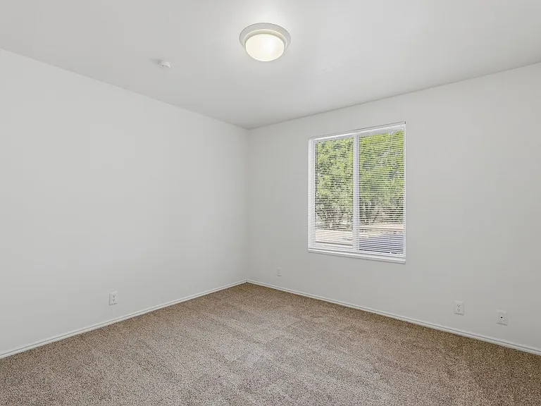 Woods Crossing Apartments — Photo 18