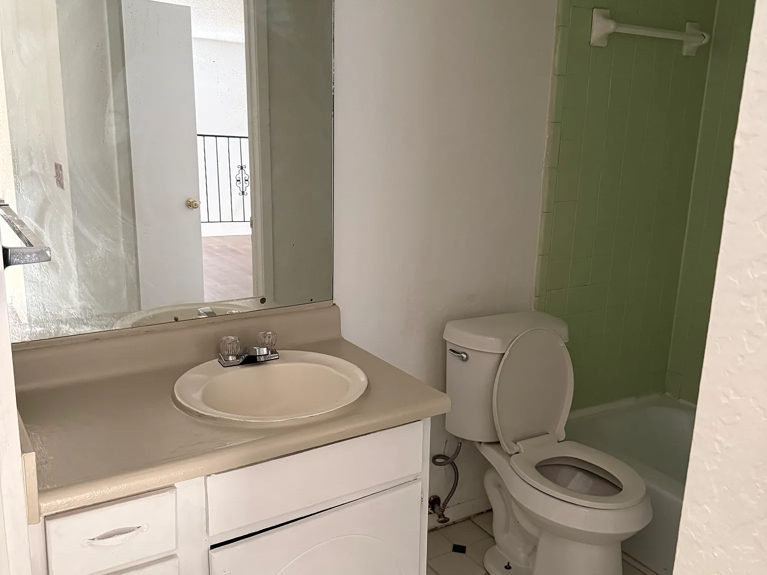 1 bed, 1.5 bath, 873 sqft, $658 — Photo 2