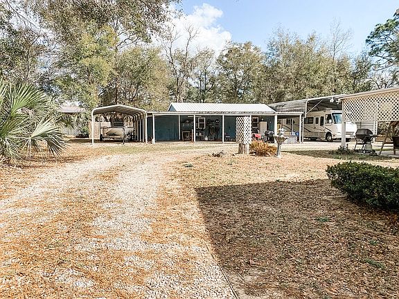 Large work shop around back.