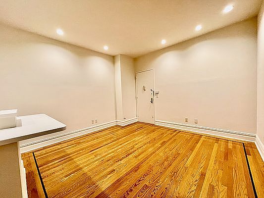 3rd image of 112 E 90th St APT 3B