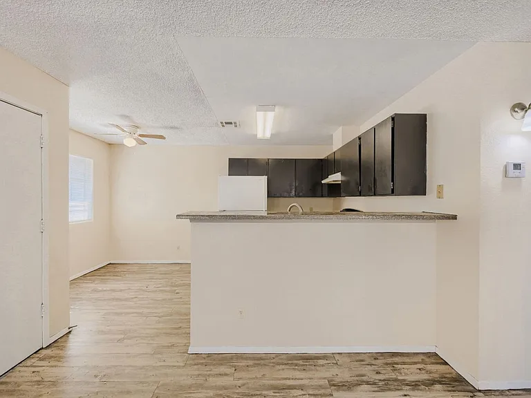 2745 Jennydiane Dr #D — Photo 9