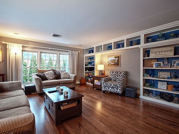 4th image of 1514 Greenleaf Blvd