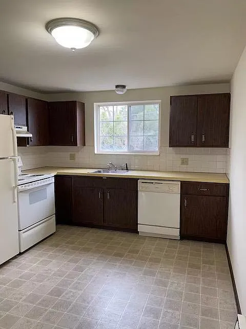 1370 Sheridan Dr — Photo 4