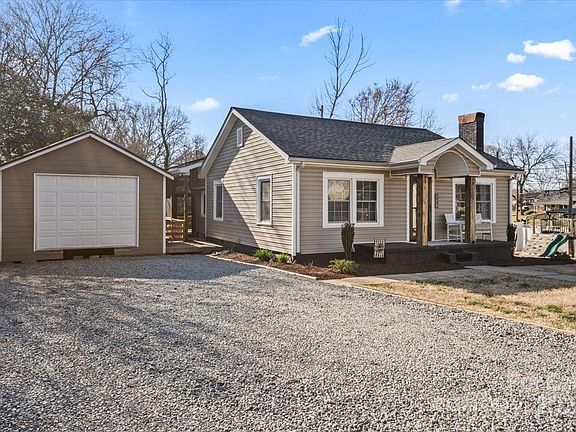 3rd image of 108 S Buckoak St