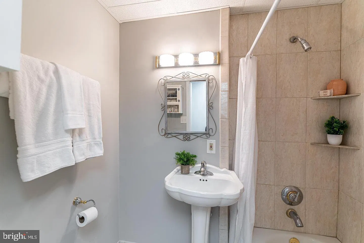 3 bed, 3.5 bath, 1346 sqft, $3,000 — Photo 3