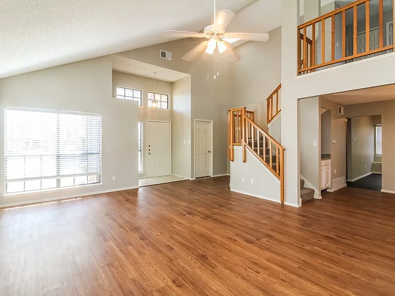 423 Barton Dr — Photo 6