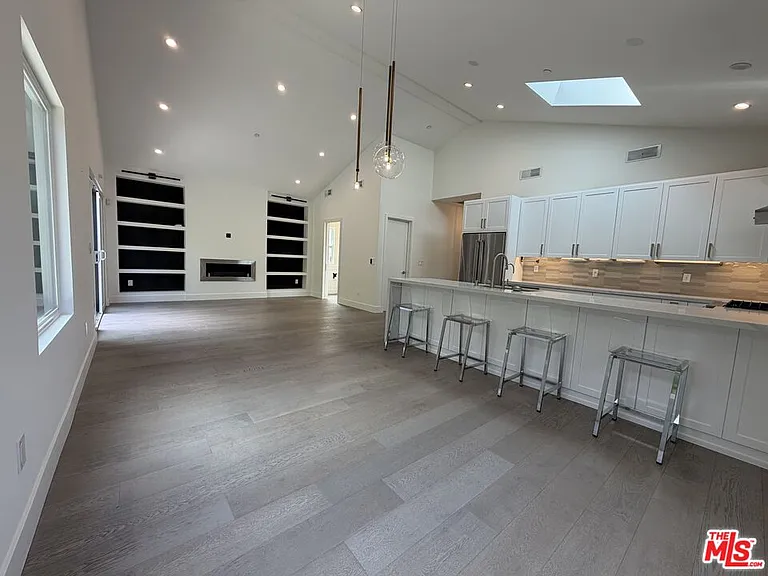 15122 Morrison St — Photo 38