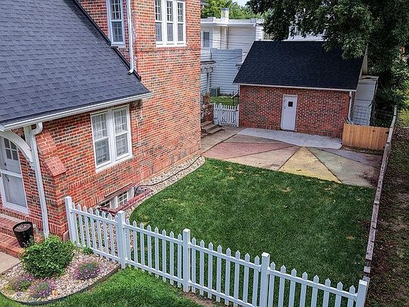 2nd image of 902 E 8th Ave