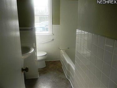 3rd image of 2916 Ravenna Ave