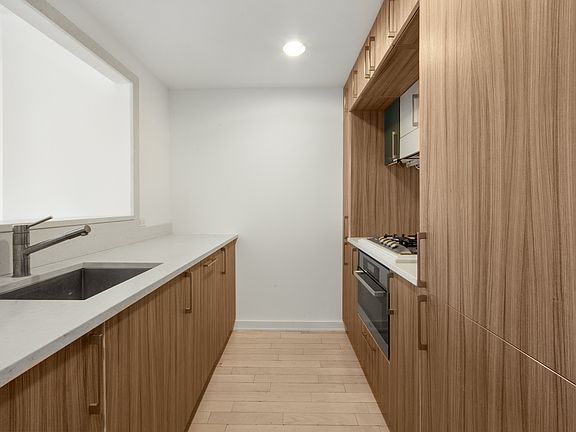 4th image of 250 Bedford Ave #129203
