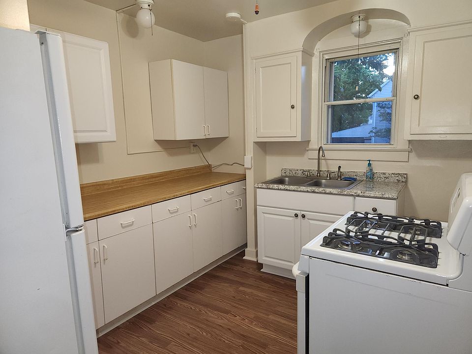 Kitchen with alot of cabinet space.