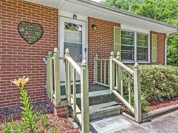 3rd image of 3303 Sandburg Dr