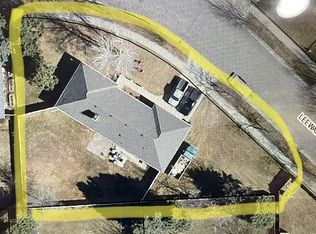 215 Leeward Hills Ln, Grand Forks, ND 58201