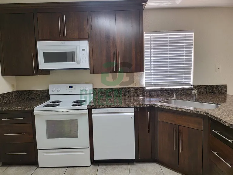 2428 Woodvale Dr — Photo 9