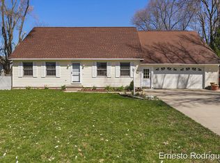5600 Pine Island Dr NE, Comstock Park, MI 49321