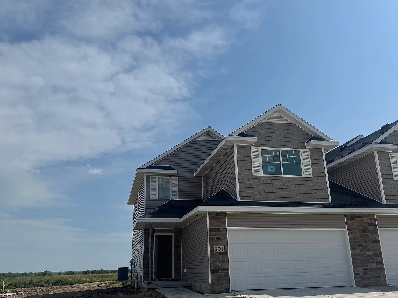 3 bed, 2.5 bath, 1739 sqft, $2,000 — Photo 1