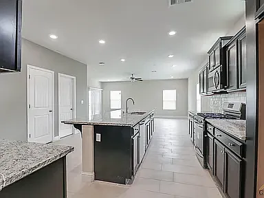 5 bed, 3168 sqft, $3,500 — Photo 4