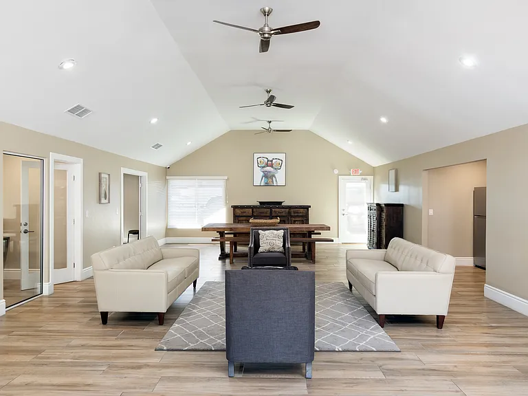 Casa Grande Apartments — Photo 22