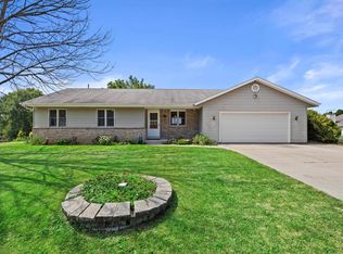 W2369 Heather St, Oconomowoc, WI 53066