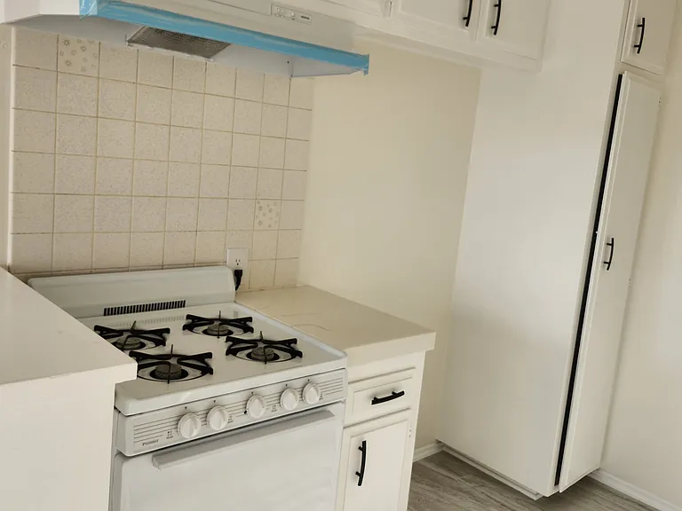 1166 Spazier Ave #1 — Photo 8