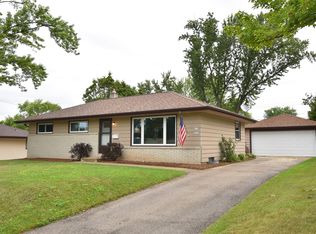 W150N8342 Saxony Dr, Menomonee Falls, WI 53051