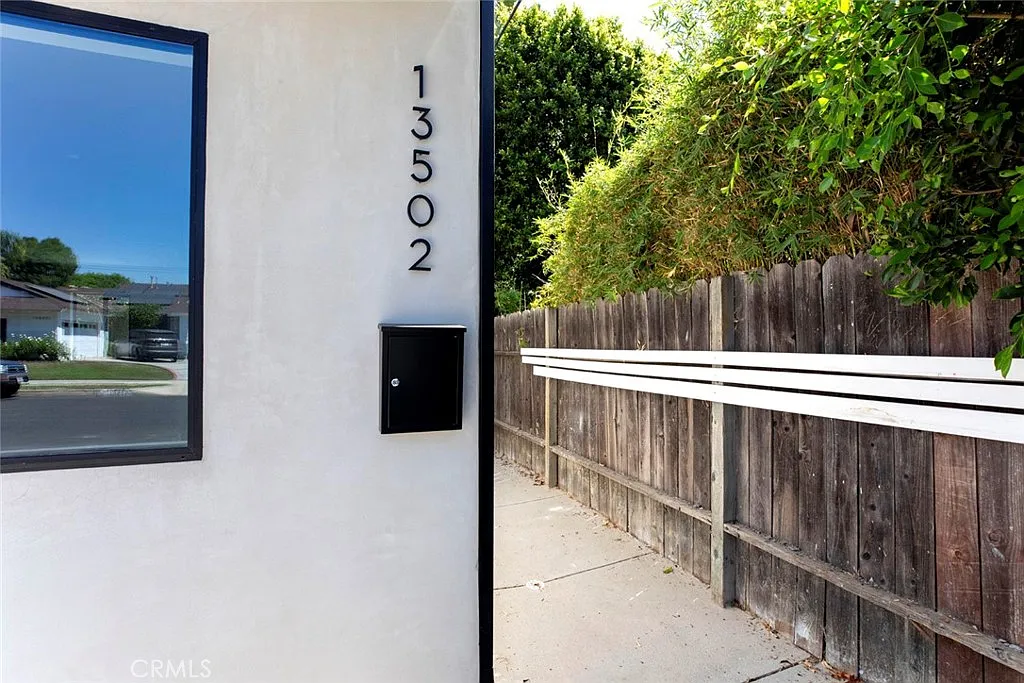 2 bed, 890 sqft, $3,500 — Photo 2