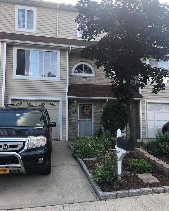 1st image of 25 Adrianne Ln