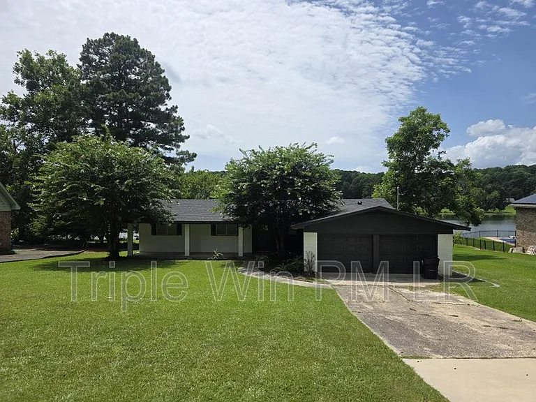 1908 E Lakeview — Photo 1