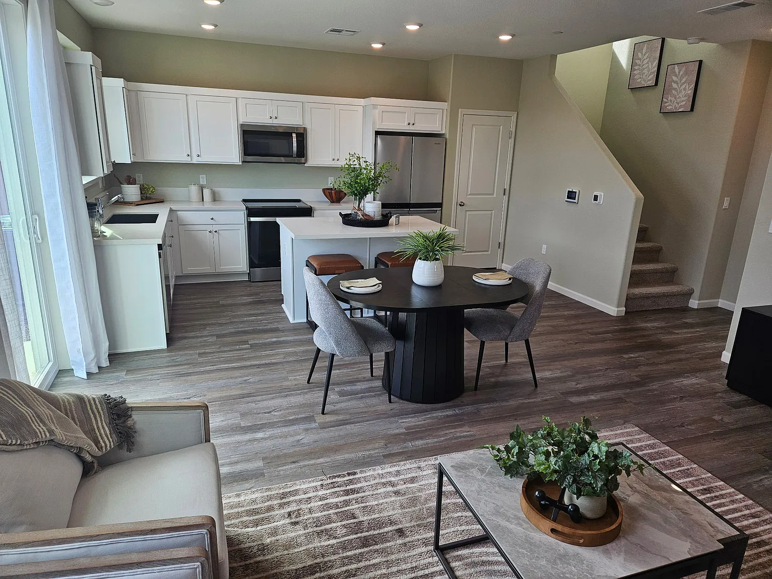 4 bed, 2.5 bath, 1615 sqft, $3,500 — Photo 3