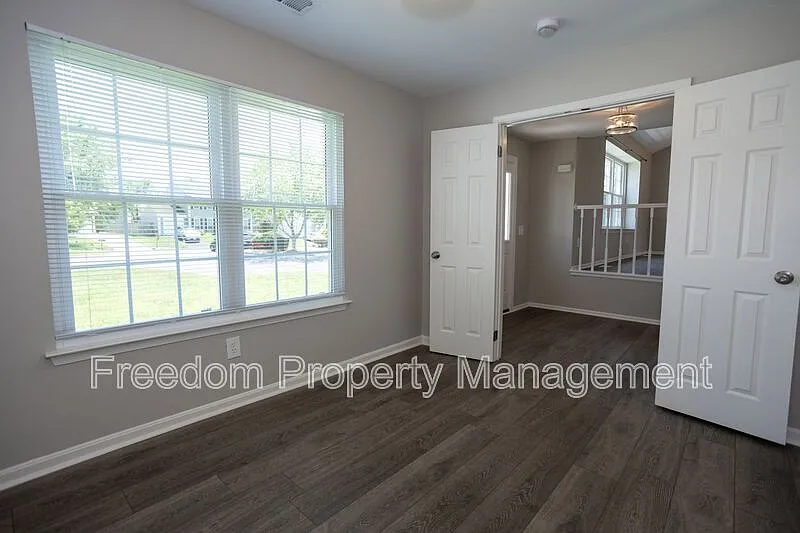 3 bed, 2.5 bath, 2564 sqft, $3,117 — Photo 3