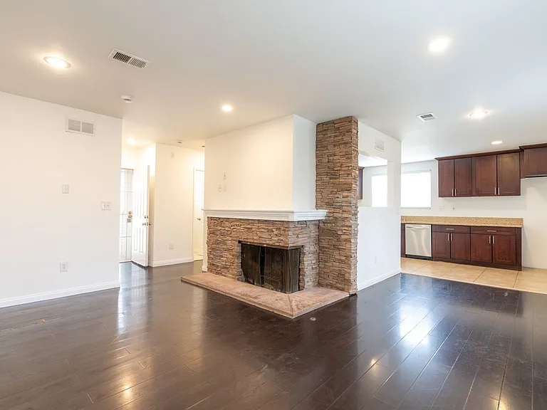 2540 Hudspeth St — Photo 2