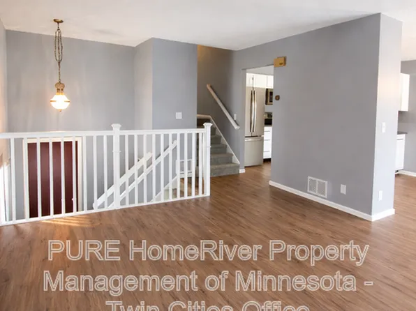 2500 Woodbridge St, Roseville, MN 55113