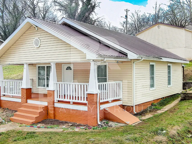 2621 Sevier Ave — Photo 1