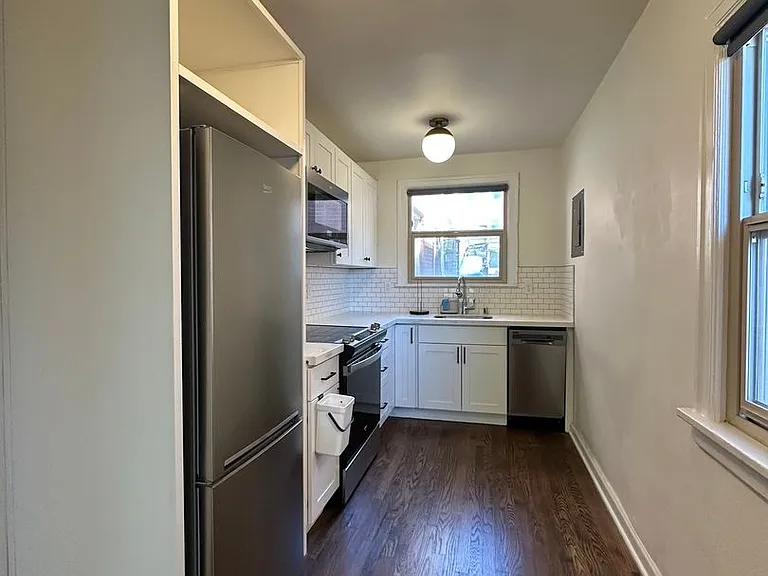 5234 University Way NE — Photo 25