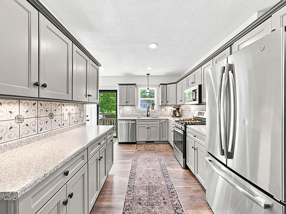 5th image of 706 E Chapin St