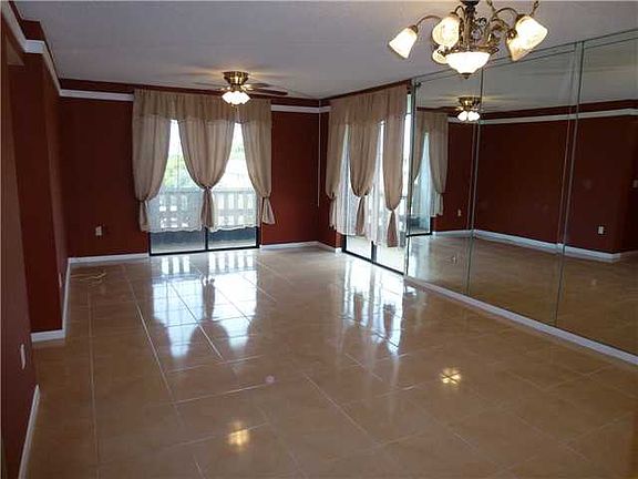 2nd image of 919 Hillcrest Dr APT 401