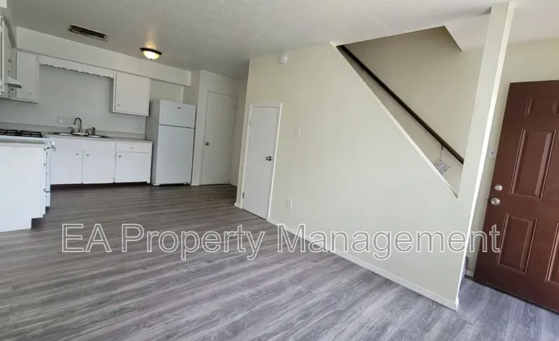 332 Grove St SE #3