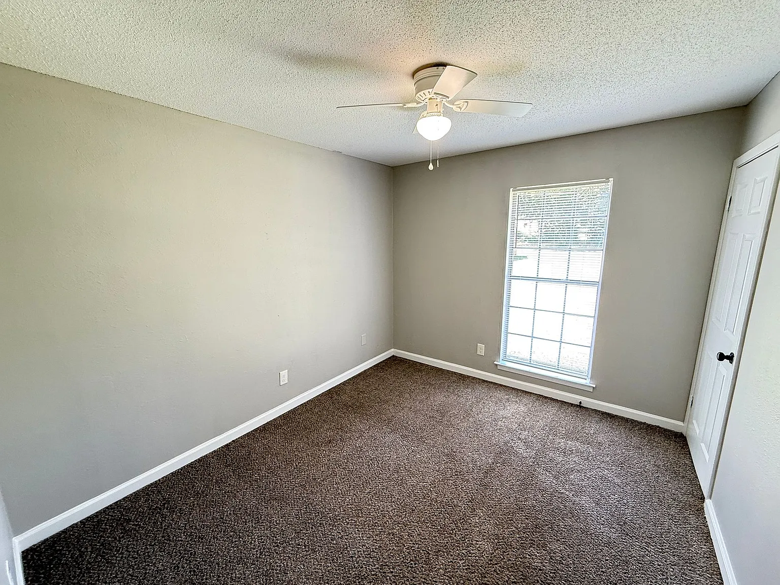 735 Farris Rd — Photo 3