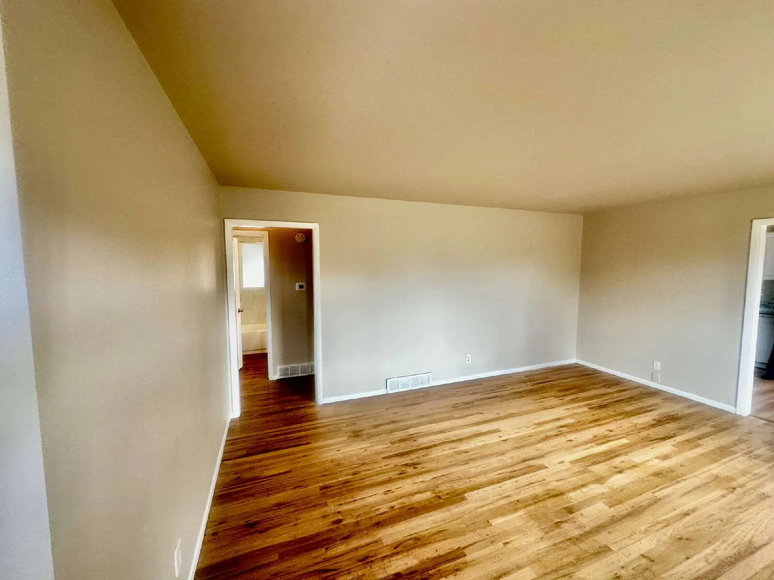 3 bed, 1.0 bath, 1000 sqft, $2,200 — Photo 4