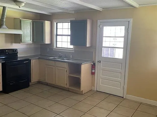 4 bed, 2.0 bath, 1337 sqft, $1,860 — Photo 4