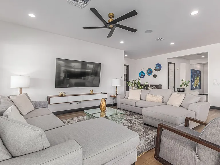 712 E Buist Ave — Photo 11