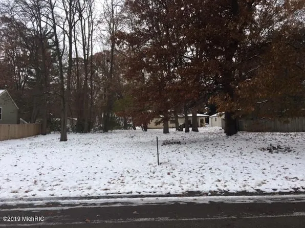 1733 Vinecroft St NW, Grand Rapids, MI 49544