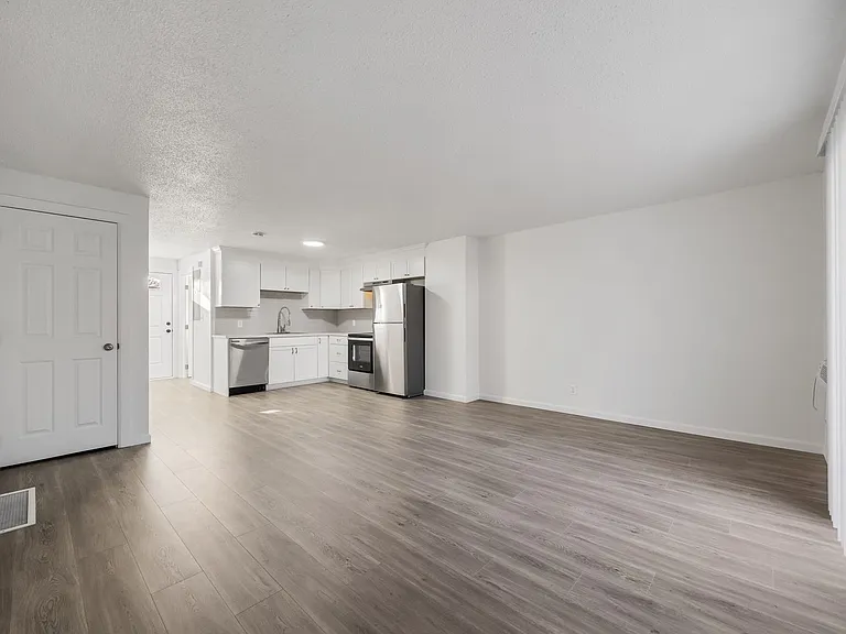 1345 N Devon Ave — Photo 14