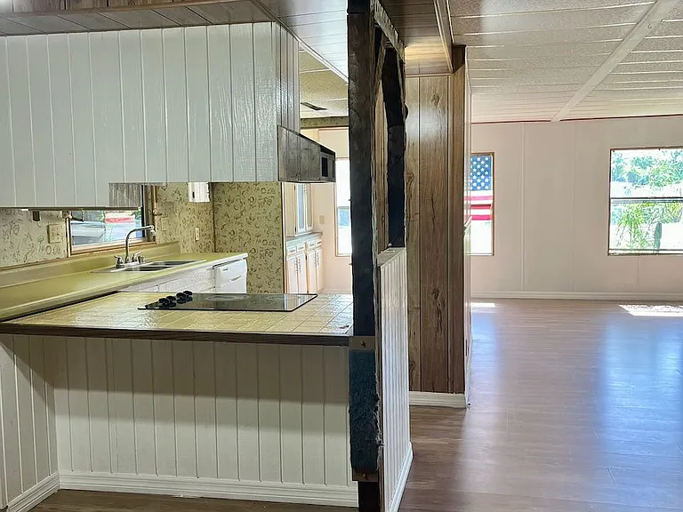413 Pine Tree Ln — Photo 9