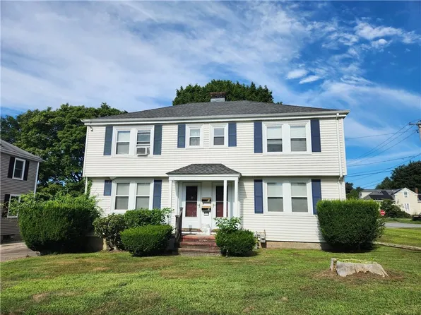 13 Shangri La Ln, Middletown, RI 02842