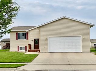 1114 Ash Ln, Aberdeen, SD 57401