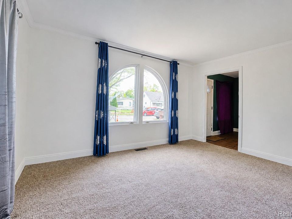 23075 Vance Ave, photo 11