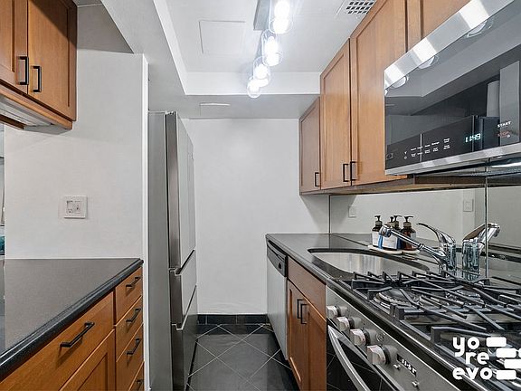 5th image of 425 E 78th St APT 1C